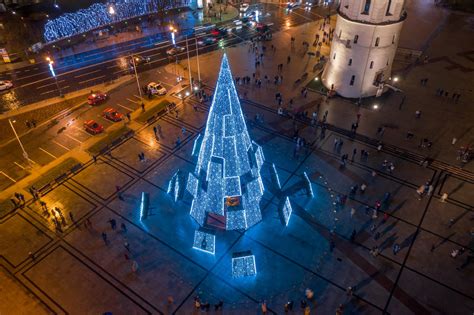 Коледната елха на Вилнюс отново е призната за най-красивата в Европа ...