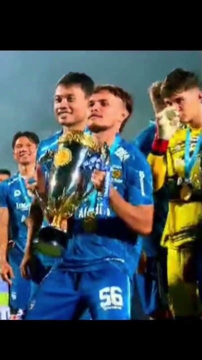 Momen Rezaldi Angkat Tropi Bri Liga 1 Persibbandung Persibjuara Youtube