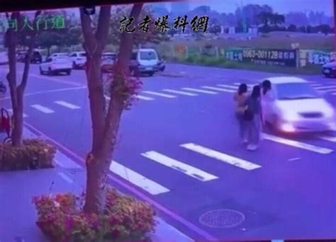 台中轎車路口硬切險撞人 超驚險「行人地獄」片曝 社會 自由時報電子報