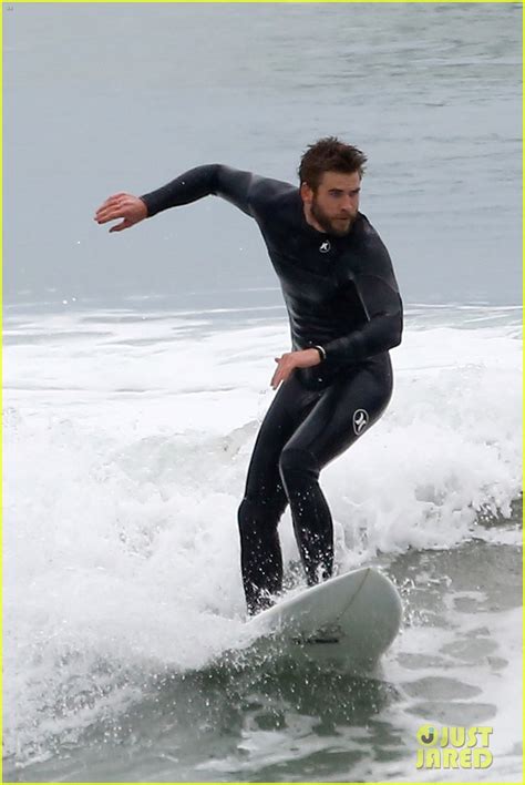 Liam Hemsworth Bares Ripped Abs While Stripping Out Of Wetsuit Photo 3796118 Liam Hemsworth