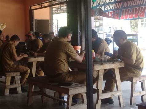 Sejumlah Pegawai Rajin Nongkrong Di Warung Kopi Saat Jam Kerja