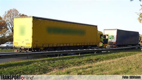 Transport Online Aanrijding Met Twee Vrachtwagens Op A Foto