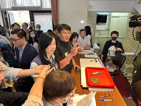 快訊／有片！鍾佳濱、謝龍介幹架 郭國文「打臉」黃國昌 政治焦點 太報 Taisounds