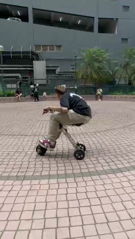 Wow Sensasi Bermain Skuter Listrik Di Taman Kota Hong Kong Ayo Ikut