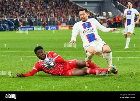 Alphonso DAVIES FCB 19 Compete For The Ball Tackling Duel Header