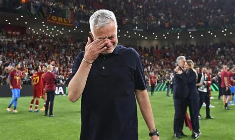 Terharu Dan Bahagia Jose Mourinho Pastikan Bertahan Melatih As Roma