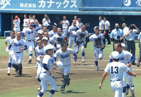 全国高校野球 愛媛大会 新田、悲願の「夏」初v 序盤に集中打 聖カタリナ降す ／愛媛 毎日新聞