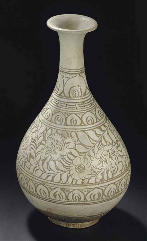 A RARE CIZHOU SGRAFFIATO PEAR SHAPED VASE YUHUCHUNPING YUAN DYNASTY