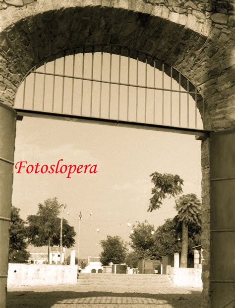 Vista parcial del Paseo de Colón desde la puerta del Castillo de Lopera