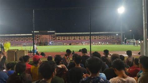 Warga Surabaya Antusias Lihat Timnas Latihan Di Lapangan Thor