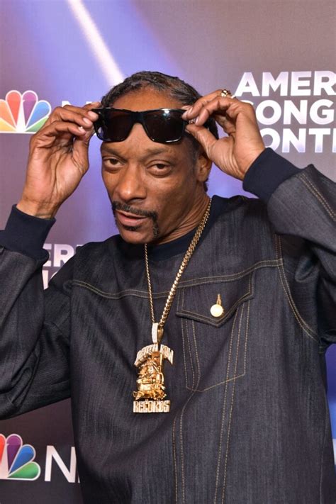 Snoop smokes 150 wraps of weed in a day, his professional joint roller
