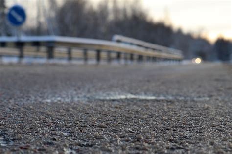 Утром во вторник движение осложнено в округе Вентспилса, Талси и Гулбене