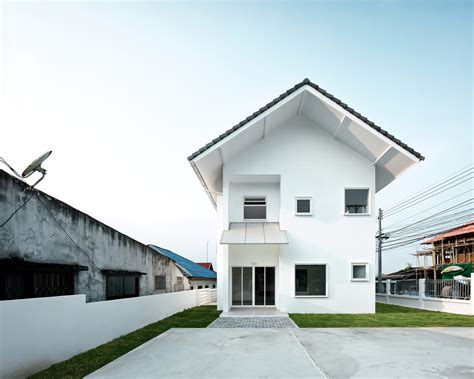 Catholic Priest House Chom Thong / Needs Natural Studio | ArchDaily