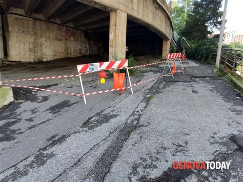 Pra Piovono Calcinacci Dal Ponte Sopra Via Podest Segnalazione A