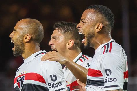 Calleri marca duas vezes e São Paulo bate o Corinthians de virada no