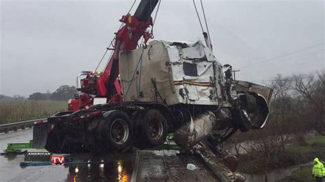 Texas Companies Team Up To Recover Wrecked Tractor Trailer Youtube