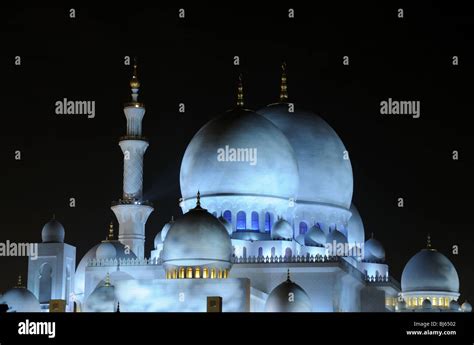 Sheikh Zayed Mosque at night. Abu Dhabi, United Arab Emirates Stock ...