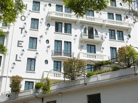 Lyon C est quoi ce bâtiment insolite avec des chaises sur sa façade