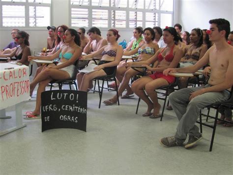 G Estudantes V O Sala De Aula Usando Biqu Nis Para Reclamar Do