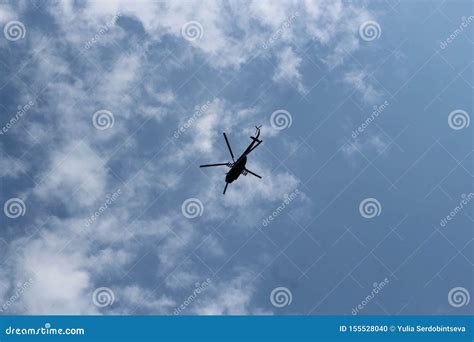 El Helic Ptero Militar Grande Asoma En Cielo Un Helic Ptero Camuflado