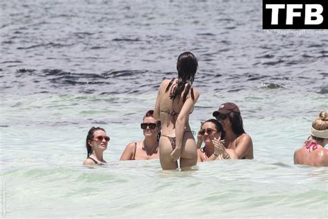 Emily Ratajkowski Nude OnlyFans Leaks Fappening Page 3 FappeningBook