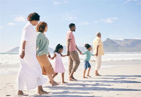 La Familia Camina Por La Playa Y Toma De La Mano Con Generaciones