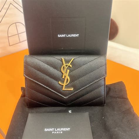 Ysl Saint Laurent Monogram粒面壓紋皮革小型信封錢包 黑金｜popchill 拍拍圈