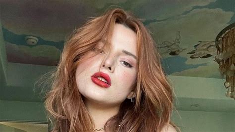 Bella Thorne Le Da Un Giro Al Escote Underboob Con Bikini Morado Y