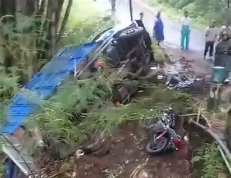 Truk Muatan Pasir Terjun Ke Sungai Menewaskan Satu Orang Pengendara