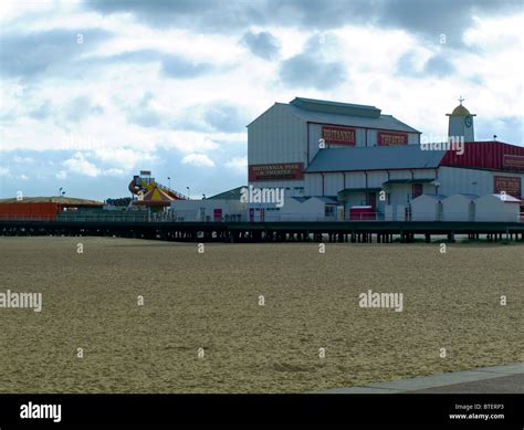 Britannia pier theatre great yarmouth hi-res stock photography and images - Alamy