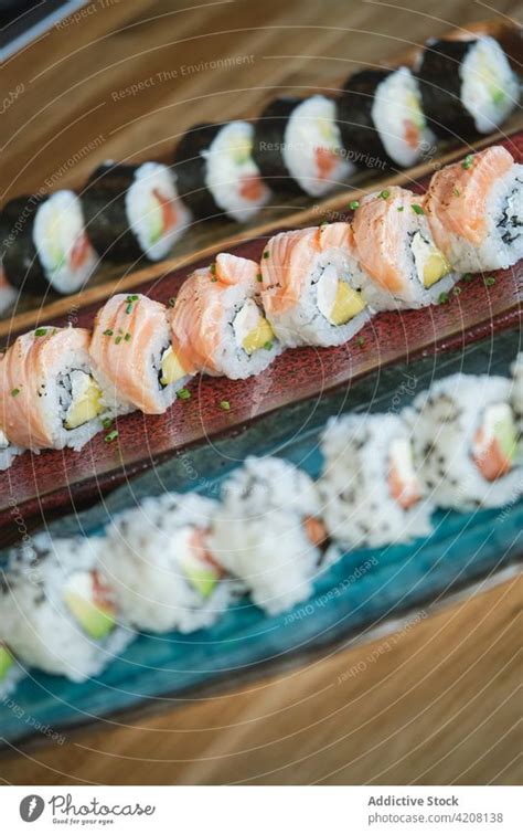 Leckere Sushi Teller Im Restaurant Ein Lizenzfreies Stock Foto Von