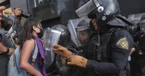 Las Indignantes Fotos De Una Polic A Mexicana Tocando La Entrepierna De