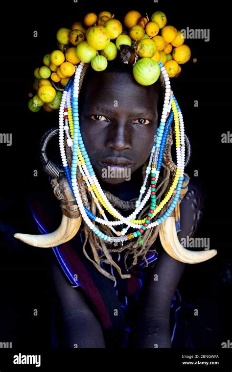 Young girl wearing traditional headdress, Mursi tribe, Mago National ...