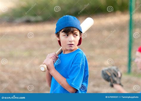 Retrato Do Menino S Rio Do Basebol Bast O De Madeira Imagem De