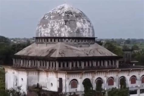 Masjid Yang Dulunya Megah Kini Terbengkalai Dan Posisinya Berada Di