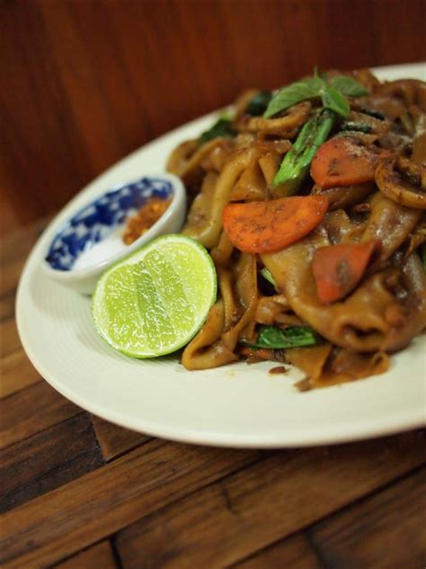 I Love Thai Recipes Stir Fried Wide Rice Noodles With Soy Sauce Pad See Ew