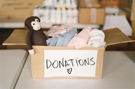 Donación de alimentos y ropa para refugiados apoyo a las víctimas de la