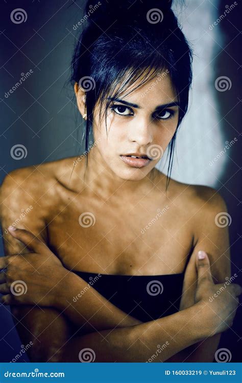 Mujer Joven Latina De La Belleza En La Depresi N Mirada De La