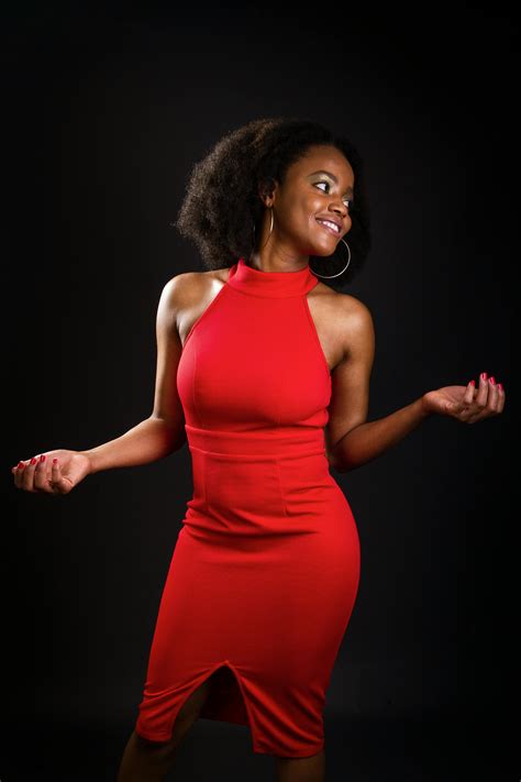 Vestido Feminino Vermelho Com Topete Feminino Fotografia Primeiro PlanoFoto profissional gratuita