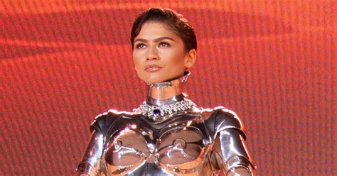 Zendaya è quasi svenuta per l abito futuristico della première di Dune