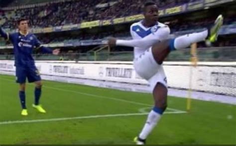 Mario Balotelli Recibe Insultos Racistas Y Responde Con Golazo Video