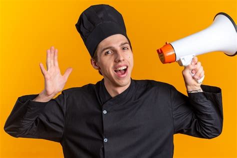 Jovem Loira Alegre Cozinheira Uniforme De Chef E Bon Mostrando O