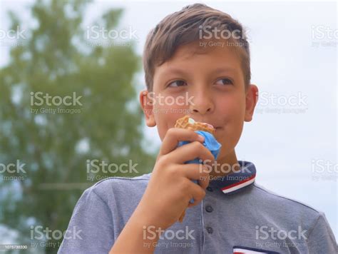 Feliz Sonriente Adolescente Comer Grandes Helados En Barquillos De Cono Riendo Feliz Sobre Fondo