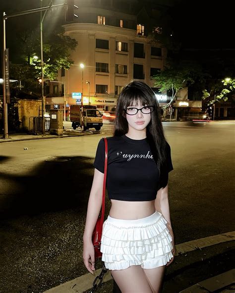 Ảnh tiktoker Lê Uyển Nhi bikini khoe nhan sắc xinh đẹp