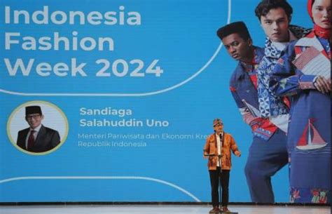 Hadir Di IFW 2024 Menparekraf Sandiaga Uno Masyarakat Borong Batik