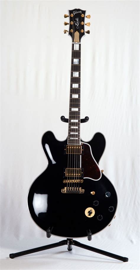 √ Gibson Bb King Guitar