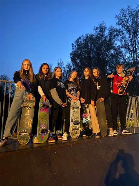 mayyy adlı kullanıcının skate panosundaki Pin | Kaykaycı, Kızlar, Kaykay
