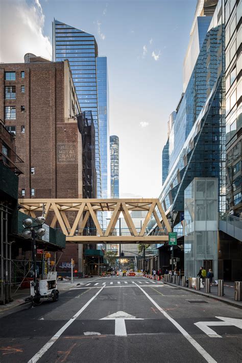 Som Connects Block Long Glulam Bridge To The High Line