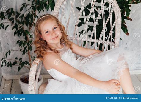 Portrait D une Belle Petite Fille Blonde à La Mode Dans Une Robe Image