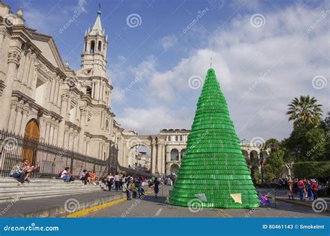 Árbol De Navidad En El Cuadrado De Plaza De Armas Con La Catedral De La